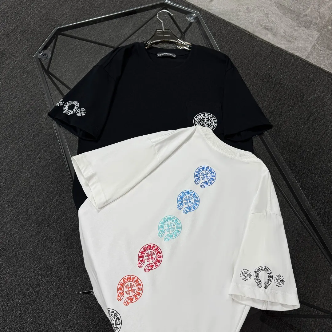 P180 Chrome Hearts Chrome Hearts 25 high version. The fabric is made of 300 grams of high-density cotton. It does not deform or shrink. It has three labels. It is the same style for men and women. Technology: Digital printing. Color: White. Black. SIZE: S-XL.